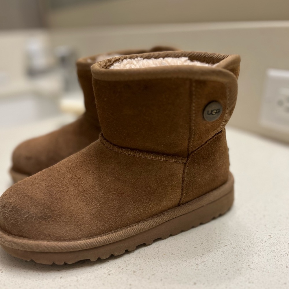 Small kids Uggs (size 12)